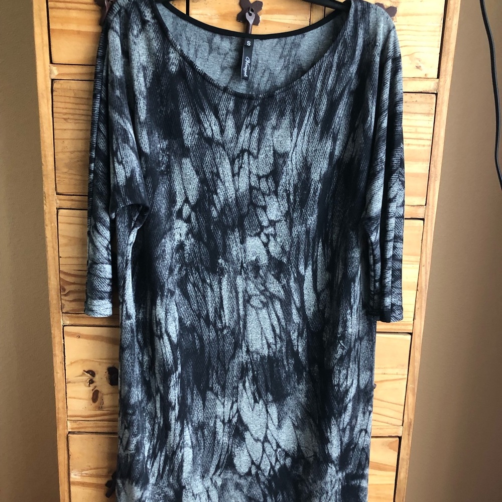 Viereck - EUC feather print minidress// Size Small